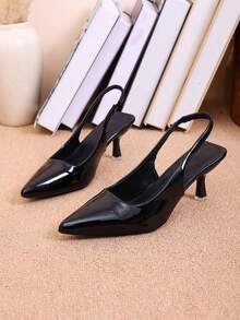 一双最新款黑色漆皮高跟凉鞋，适合青少年夏季穿着——舒适百搭，是购物、日常通勤和暑假度假的理想之选。 - 黑色 - 查看 3