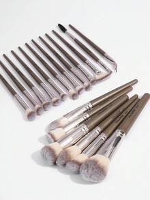 MAANGE 18pcs Professional Makeup Brush Set, Soft Fiber Material, Portable, Including Foundation Brush, Eyeshadow Brush, Blending Brush, Eyebrow Brush, Travel Makeup Brush Kit - Champagne - View 7