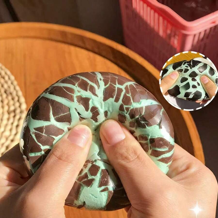 手工脆皮薄荷黑巧克力挤压减压蜡球，嘎吱作响的挤压玩具，男女皆宜，派对礼品，完美礼物 - 彩色 - 查看 1