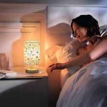 Lámpara de escritorio con patrón de flores, bombilla LED incluida (tres ajustes de iluminación), pequeña lámpara de mesita de noche - base de madera clásica con pantalla de tela de lino, lámparas para mesitas de noche, luz de mesita de noche sencilla para dormitorio, oficina, escritorio - Multicolor - Ver 4