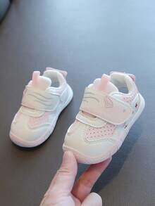 1双鲨鱼造型装饰星形印花PU拼接幼儿鞋，防滑减震魔术贴软底圆头绑带平底卡通休闲鞋，适合6个月至3岁儿童，适合儿童节及其他亲子活动。[请根据实际厘米长度选择尺码] - 粉色 - 查看 6