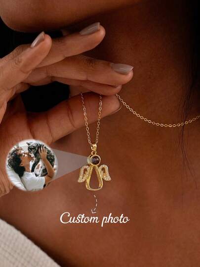 Dây chuyền chiếu hình cánh thiên thần tùy chỉnh, Dây chuyền chiếu ảnh tùy chỉnh, Mặt dây chuyền ảnh kỷ niệm tinh tế, Quà tặng Ngày Valentine, Quà tặng kỷ niệm, Thời trang vàng, Thời trang mùa thu, Cổ điển, Unisex, Tối giản, Thường ngày, Gothic, Punk, Tùy chỉnh, Cá nhân hóa, Độc đáo, Thích hợp cho Kỷ niệm, Ngày Valentine, Ngày của Mẹ, Sinh nhật, Tốt nghiệp, Ngày của Cha, Đám cưới, Mặc hàng ngày, Tiệc tùng, Dạ hội.