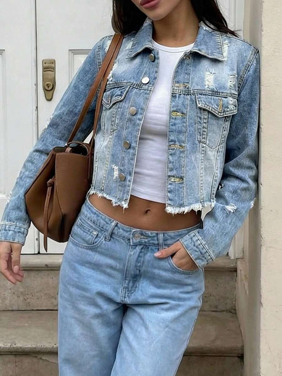 女士短款牛仔夹克 - 做旧毛边下摆破洞纽扣长袖休闲外套，休闲街头风修身牛仔短款夹克 - 淺色水洗藍 - 查看 1