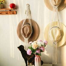 1个帽子悬挂式收纳架，可存放多种帽子，例如棒球帽、渔夫帽等，适合放置在房间门后。