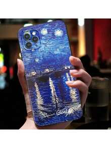 Étui de téléphone en silicone souple noir avec relief 3D représentant l'œuvre de Van Gogh "Nuit étoilée sur le Rhône". Compatible avec les modèles d' 11, 12, 13, 14, 15, 16 Pro Max, 14, 15, 16 Plus. Étui compatible également avec les modèles 17 Pro, 17 Pro Max et 17. - 4 - Voir 3
