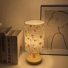 Lámpara de escritorio con patrón de flores, bombilla LED incluida (tres ajustes de iluminación), pequeña lámpara de mesita de noche - base de madera clásica con pantalla de tela de lino, lámparas para mesitas de noche, luz de mesita de noche sencilla para dormitorio, oficina, escritorio - Multicolor - Ver 5