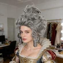 灰色短卷发蜂窝头假发，带刘海，18世纪殖民时期女士角色扮演假发，派对服装假发，蓬松波浪盘发假发，殖民时期公主假发，18世纪女王假发，蓬松耐高温合成纤维假发，蓬松灰色大卷发假发 - 淺灰色 - 查看 3