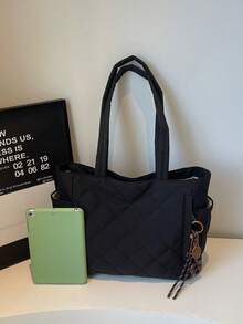 Chiếc túi đeo vai thời trang cỡ lớn, màu trơn này có thiết kế hai quai xách, được trang trí bằng mặt dây chuyền hình bánh quy tròn. Túi nhẹ và dễ mang theo. Kết hợp chức năng của ví nữ, túi vải kiểu sinh viên và túi xách thông thường, đây là lựa chọn lý tưởng cho các chuyến đi chơi và du lịch hàng ngày, và là vật dụng không thể thiếu trong ba lô. - màu đen - Xem 9