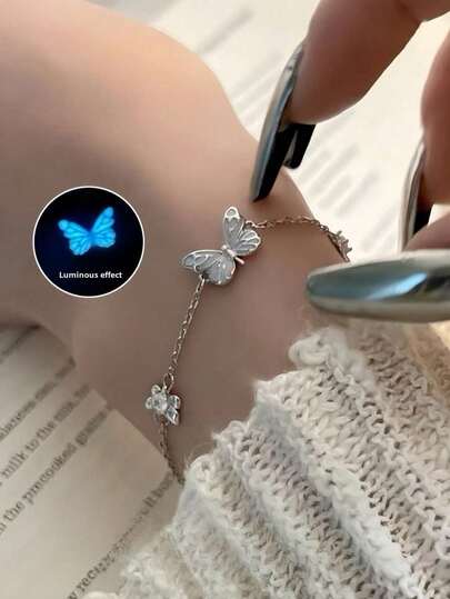 小众设计蝴蝶发光纯银项链女士轻奢风格锆石锁骨链ins风吊坠情人节礼物