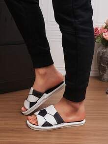 新款男士几何图案足球元素露趾拖鞋，平底套脚时尚凉鞋，四季皆宜 - 黑與白 - 查看 1