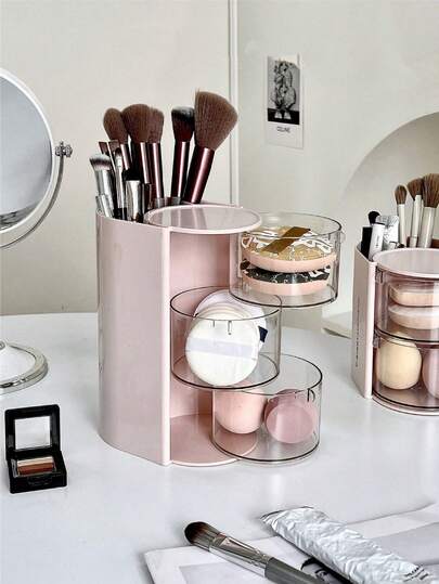 一款透明旋转化妆品收纳盒——多层防尘储物盒，带盖，可放置粉扑和海绵，配有化妆刷架，以及可收纳粉扑、化妆海绵和首饰的储物盒。非常适合梳妆台展示和日常使用。