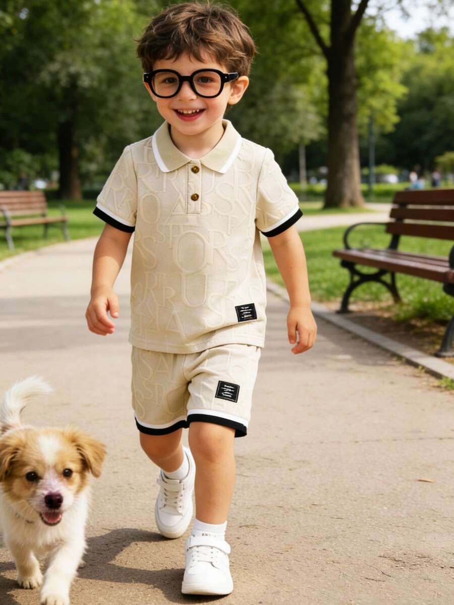 2件套幼儿男童可爱休闲户外礼物时尚简约舒适杏色拼接罗纹黑色英文字母Polo领短袖上衣和短裤套装，适合夏季
