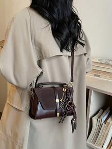 这款全新时尚经典方形手提包采用金属搭扣、可调节肩带、麂皮材质和翻盖设计，并饰有猫咪饼干吊坠。非常适合户外活动、通勤、购物、学校旅行和短途度假。 - 咖啡 - 查看 5