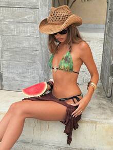 两件式绿色复古印花比基尼套装，饰有醒目的金属点缀 - 适合泳池和海滩的时尚泳装，系带泳裤搭配挂脖三角上衣，是夏季度假的理想之选。 - 彩色 - 查看 5