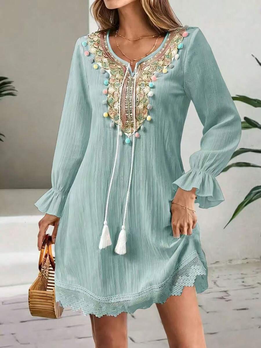 Đầm nữ cổ chữ V thêu họa tiết, tay dài xếp ly, điểm nhấn tua rua nhiều màu sắc, thích hợp cho kỳ nghỉ hè, đi biển, thanh lịch.