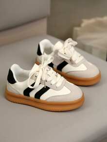 一双婴儿经典运动鞋,采用舒适透气的材质,保持宝宝双脚干爽。鞋面黑白条纹设计,简约时尚,魔术贴搭扣方便穿脱。防滑耐磨鞋底提供稳定支撑,适合幼儿及日常活动。无论室内室外,这款运动鞋都能为宝宝提供舒适和安全保障,是宝宝成长的理想之选。 - 白色 - 查看 6