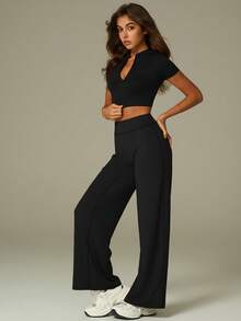 UONNOU 这款女士运动塑形短袖T恤采用修身腰部设计、立领、拉链前襟、短袖款式，以及无缝针织柔软面料。适合运动、户外活动、健身房锻炼、瑜伽、日常穿着、休闲、通勤、街头风、派对和节日等场合。时尚百搭的运动服饰，适合所有季节，包括春夏两季。 - 黑色 - 查看 11