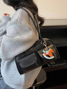 Chiếc túi đeo vai nữ thời trang và cổ điển này có thiết kế hai quai xách, với kiểu dáng gợi nhớ đến túi bowling. Tối giản nhưng rộng rãi, đây là một chiếc túi đi làm đầy phong cách. Được làm từ chất liệu PU, túi được trang trí bằng một mặt dây chuyền hình ngựa màu cam, thích hợp cho du lịch, mua sắm, đi làm và nhiều dịp khác nhau. Đây cũng là một món quà tuyệt vời dành cho bạn bè và gia đình. - màu đen - Xem 4