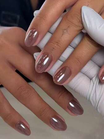 Eleva tu estilo con 24 piezas de uñas postizas cortas y ovaladas de metal cromado brillante y puntas marrones. Este set incluye 1 pieza de pegamento de gelatina y 1 lima de uñas, fácil de usar para un look de uñas diario o para fiestas