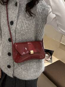 Sac baguette à miroir laqué de couleur unie brillant, sac sous-bras minimaliste pour femme, sac bandoulière, sac besace femme avec rabat - Rouge foncé - Voir 6