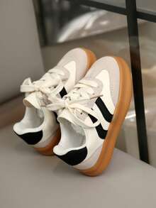 一双婴儿经典运动鞋,采用舒适透气的材质,保持宝宝双脚干爽。鞋面黑白条纹设计,简约时尚,魔术贴搭扣方便穿脱。防滑耐磨鞋底提供稳定支撑,适合幼儿及日常活动。无论室内室外,这款运动鞋都能为宝宝提供舒适和安全保障,是宝宝成长的理想之选。 - 白色 - 查看 7