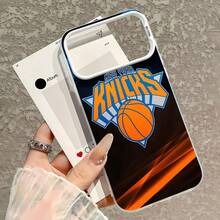La funda de teléfono con espejo y diseño del logo de los New York Knicks funciona también como espejo y es compatible con  17,  16 Pro Max,  15 Pro Max,  13 y  12. Fabricada en TPU resistente, ofrece una excelente protección contra golpes y caídas. Un regalo perfecto para aficionados al baloncesto, familiares, amigos y ocasiones especiales como cumpleaños, días festivos y celebraciones de partidos. - Plateado - Ver 5