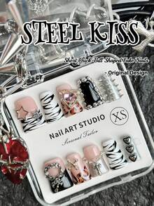 原创设计，手工制作，10片朋克风亚克力美甲贴片，长方形假指甲，短鸭指甲。斑马纹和豹纹的完美融合，让你成为独一无二的朋克女孩。黑色法式甲尖，铬合金铆钉元素和美甲饰品，高级心形美甲宝石，重金属质感和巧妙设计，让你的双手…… - 彩色 - 查看 10