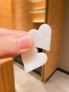 Conjunto de 2 presilhas de cabelo femininas multicoloridas em formato de coração com estampa de leopardo e detalhes em formato de coração. Design simples e moderno, ideal como acessório de cabelo para presentear meninas e perfeito para usar no dia a dia. - Multicolorido - Ver 6