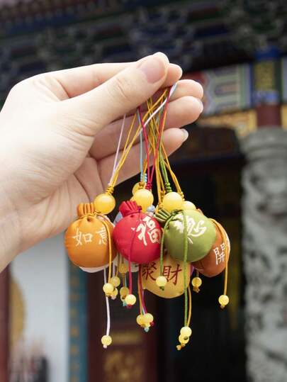 1个祝福吊坠（颜色随机），吉祥文化香囊，便携式圆形香包，檀香护身符吊坠，手机挂饰，钥匙扣挂件，汽车挂饰，背包挂件，节日礼物，生日礼物，情人节礼物