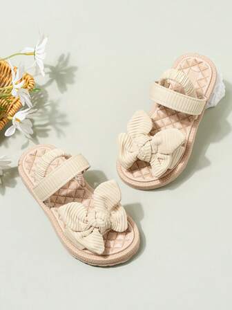1双儿童夏季舒适蝴蝶结平底凉鞋，采用柔软编织鞋底和可爱蝴蝶结装饰，时尚的交叉绑带设计，穿着稳固舒适，适合日常穿着或海滩度假，是孩子们享受凉爽自由夏日的理想之选。