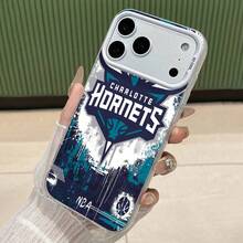 La funda de espejo con diseño abstracto de los Charlotte  también funciona como espejo y es compatible con  17,  16 Pro Max,  15 Pro Max,  13 y  12. Fabricada en TPU, ofrece protección contra golpes y caídas. Es un regalo fantástico para aficionados al deporte, familiares, amigos y para ocasiones especiales como cumpleaños, festividades o cualquier celebración. - Plateado - Ver 1
