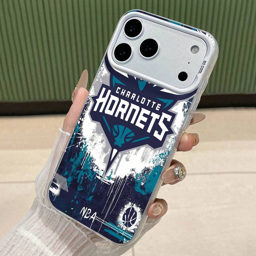 La funda de espejo con diseño abstracto de los Charlotte también funciona como espejo y es compatible con 17, 16 Pro Max, 15 Pro Max, 13 y 12. Fabricada en TPU, ofrece protección contra golpes y caídas. Es un regalo fantástico para aficionados al deporte, familiares, amigos y para ocasiones especiales como cumpleaños, festividades o cualquier celebración. - Plateado - Ver 1