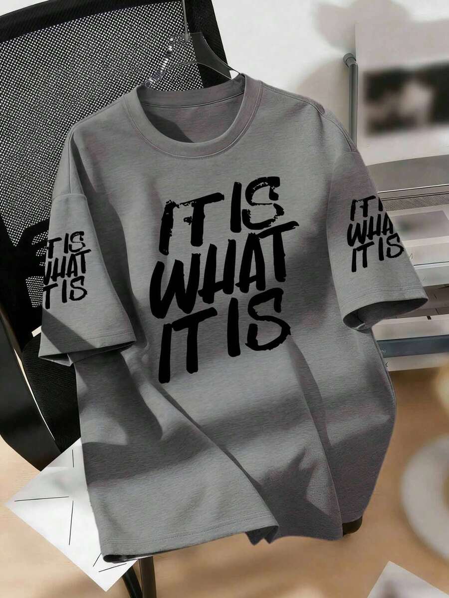 大尺碼女款T恤,印有「IT IS WHAT IT IS」字樣,適合春夏穿著,適合日常穿搭 - 深灰色 - 查看 1