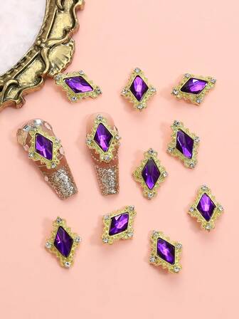 10 Cristalli d'arte per unghie a forma di diamante scintillante in lega d'oro, adatti per unghie finte lunghe, accessori gioiello di lusso decorativi, forniture per arte di unghie fai-da-te.