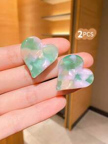 Conjunto de 2 presilhas de cabelo femininas multicoloridas em formato de coração com estampa de leopardo e detalhes em formato de coração. Design simples e moderno, ideal como acessório de cabelo para presentear meninas e perfeito para usar no dia a dia. - Multicolorido - Ver 14