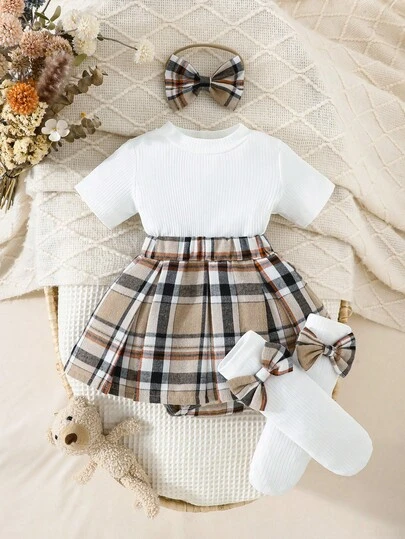 סט תלבושת לתינוקת 3 חלקים: אוברול לבן סריג עם שרוולים קצרים + חצאית משובצת וינטג' בעיצוב משובץ + גרביים עם פפיון, רך ונוח, עדין ואלגנטי, מתאים ליציאות יומיומיות, עיצוב חמוד