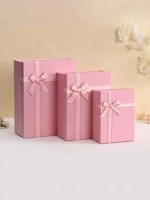 Hộp quà màu hồng đơn giản và trang nhã này được làm từ chất liệu màu trơn, có nơ ruy băng và nắp gập. Nó phù hợp làm quà tặng trong các bữa tiệc, quà tặng ngày lễ, hoặc để gói quà cho bạn gái, quà Valentine và quà sinh nhật. - Hồng - Xem 2