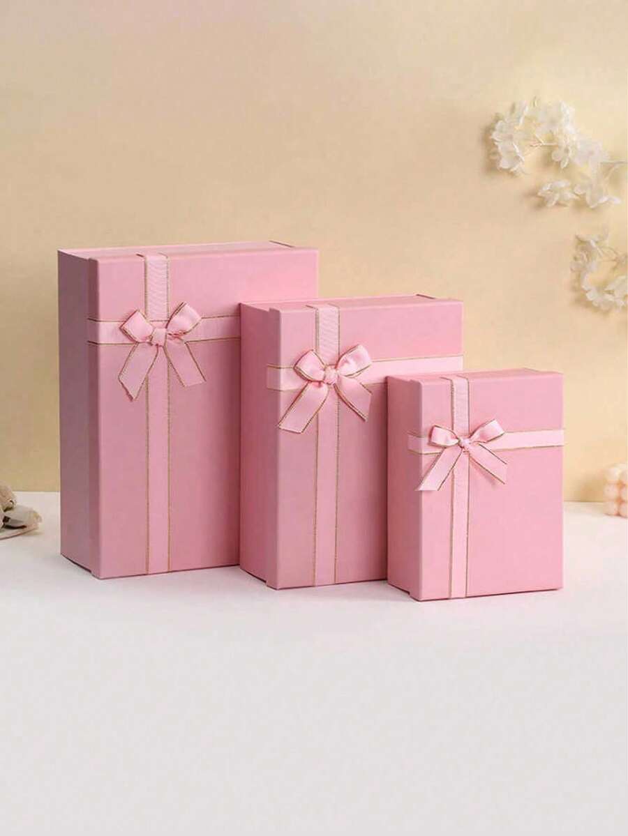 Hộp quà màu hồng đơn giản và trang nhã này được làm từ chất liệu màu trơn, có nơ ruy băng và nắp gập. Nó phù hợp làm quà tặng trong các bữa tiệc, quà tặng ngày lễ, hoặc để gói quà cho bạn gái, quà Valentine và quà sinh nhật.