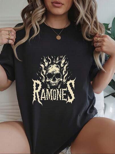 Camiseta vintage de los Ramones para mujer con diseño de calavera en llamas, estilo rockero y urbano, ideal para amantes de la música, disponible en talla grande y color negro, moda femenina alternativa, camiseta de bandas rockeras,  2023.