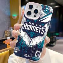 La funda de espejo con diseño abstracto de los Charlotte  también funciona como espejo y es compatible con  17,  16 Pro Max,  15 Pro Max,  13 y  12. Fabricada en TPU, ofrece protección contra golpes y caídas. Es un regalo fantástico para aficionados al deporte, familiares, amigos y para ocasiones especiales como cumpleaños, festividades o cualquier celebración. - Plateado - Ver 2