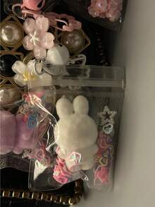 1件新年限量版KEYCEO系列PVC摆件，精致樱花钥匙扣，配有透明保护袋，饰以爱心亮片和樱花亮片，便携易用，适合作为新年、情人节、婚礼、音乐节、返校季、毕业季、户外活动、感恩节、节日礼物套装 - 彩色 - 查看 9