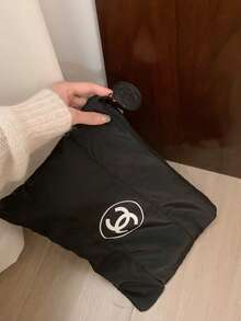 CHANEL Bolsa de almacenamiento cuadrada negra clásica con decoración impresa de doble anillo circular blanco, cremallera a juego y accesorio colgante redondo, tela suave, gran capacidad para almacenar cosméticos y productos de belleza, portátil y fácil de organizar, adecuada para viajes diarios, almacenamiento en el hogar y transporte en otoño/invierno, también es un gran regalo para amigos y familiares. - Negro - Ver 4