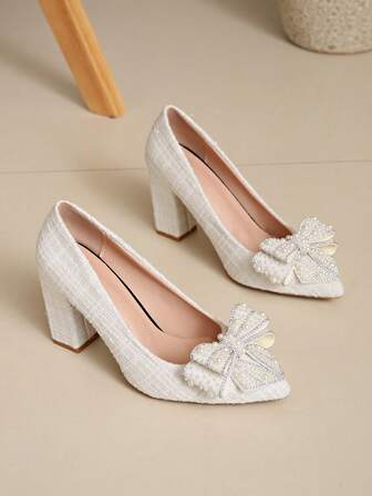 Zapatos de tacón grueso con lazo de perla beige, estilo francés de bajo escote, nuevos para el otoño de 2025, elegantes y versátiles