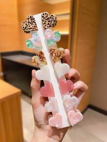 Conjunto de 2 presilhas de cabelo femininas multicoloridas em formato de coração com estampa de leopardo e detalhes em formato de coração. Design simples e moderno, ideal como acessório de cabelo para presentear meninas e perfeito para usar no dia a dia. - Multicolorido - Ver 7