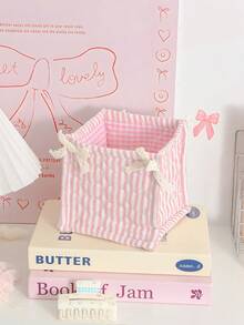 1pc Ins Style Quilted Desktop Storage Basket Features A Lace Bow. It's Suitable For Organizing And Storing Desktop Items, Including Lipsticks, Makeup Brushes, And Skincare Products. It Can Also Be Used As A Desktop Decoration, A Cosmetics Storage Basket, An Earphone And Lipstick Organizer, A Portable Picnic Basket, A Stationery Storage Basket - Multicolor - View 8