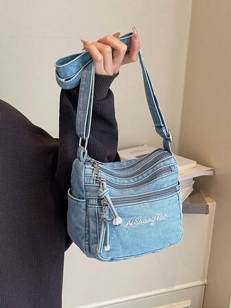 1개 걸 캐주얼 데님 크로스바디 백, 멀티 지퍼 클로저 스몰 스퀘어 백, 멀티 포켓 캐주얼 숄더백, 데일리 사용에 적합, 클래식 데님 스타일, 자수 레터 장식, 미니 크로스바디 백은 더 가볍고 편리한 것을 원하는 여성을 위한 최고의 선물입니다.