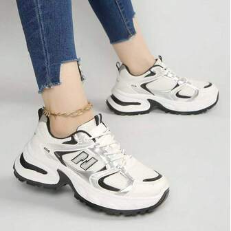 2025 Nya kvinnor platta casual bekväma sneakers