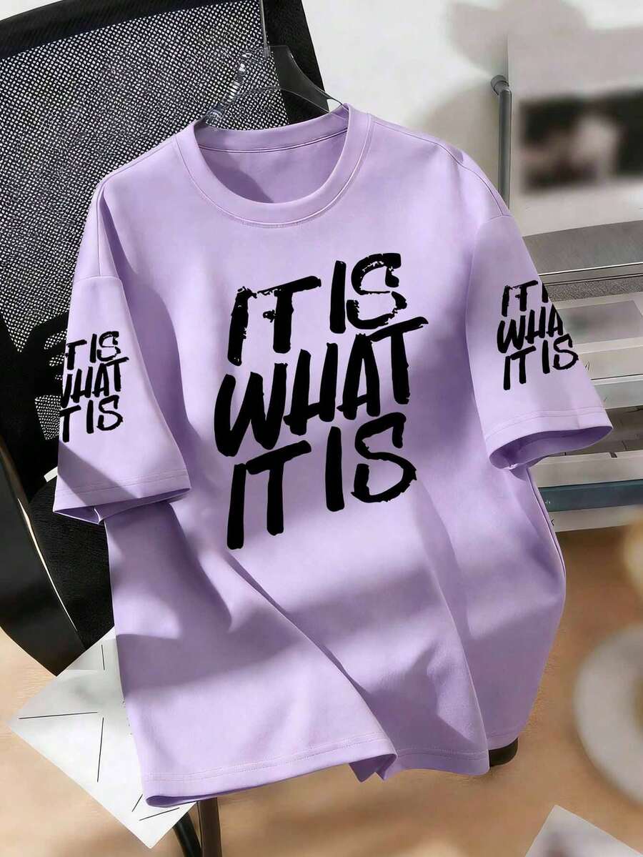 大尺碼女款T恤,印有「IT IS WHAT IT IS」標語,適合春夏穿著,適合日常穿搭 - 淡紫色 - 查看 1