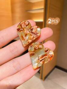 Conjunto de 2 presilhas de cabelo femininas multicoloridas em formato de coração com estampa de leopardo e detalhes em formato de coração. Design simples e moderno, ideal como acessório de cabelo para presentear meninas e perfeito para usar no dia a dia. - Multicolorido - Ver 10