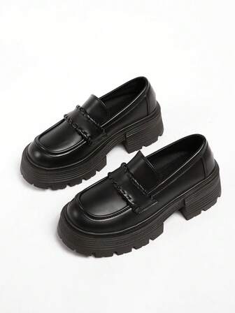 2026 Nuevos mocasines de suela gruesa negros para mujer, zapatos de cuero con estilo británico tipo slip-on adecuados para usar con vestidos, primavera